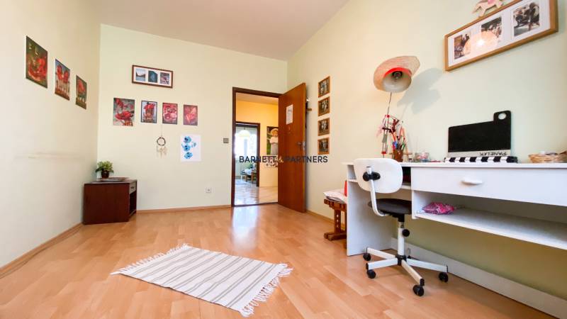 SALE OF A SPACIOUS FOUR-ROOM APARTMENT & SOURCE OF INSPIRATION 