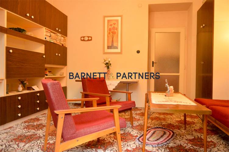 LIVE IN A RELAXED & GENEROUS TWO-ROOM APARTMENT